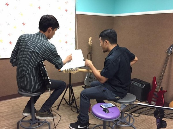 2 หนุ่มนักวิชาการเก่ง แห่งสถาบันดนตรียามาฮ่า แนะนำเคล็ดลับการตีกลองและเล่นกีต้าร์