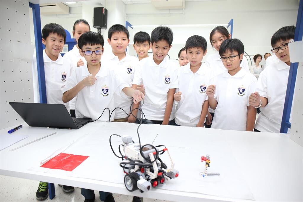 สาธิตนานาชาติพระจอมเกล้า สุดล้ำ! ผุดนวัตกรรมการเรียน “STEM With Robotics” นำหุ่นยนต์เป็นสื่อการสอน “วิทย์ คณิต”  พร้อมโชว์ห้องเรียนสุดไฮเทค ที่เด็ก GEN Z ต้องการ