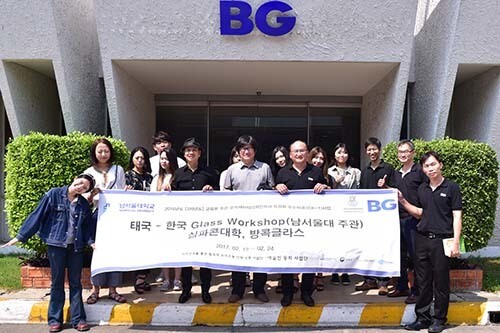 ภาพข่าว: บีจี จับมือ ม.ศิลปากร จัดเวิร์คช็อป 'เป่าแก้ว’ แก่นักศึกษาจากเกาหลี