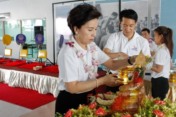 SPU : ม.ศรีปทุม ชลบุรี อนุรักษ์วัฒนธรรมไทย ร่วมรดน้ำขอพรผู้ใหญ่ เนื่องในเทศกาล วันสงกรานต์ 2560