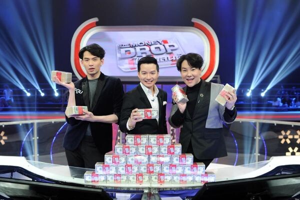 ทีวีไกด์: รายการ “The Money Drop Thailand” “บุ๊คโกะ - มะตูม” 2 ไอคอนวงการวิทยุ รวมสติจับมือสู้ 7 คำถามเด็ดเข็ดฟัน! ออกอาการเต็มทุกฟีล!!!