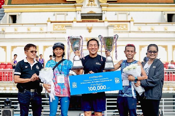 ภาพข่าว: ซัมซุงมอบถ้วยรางวัลแก่สุดยอดนักวิ่งจากงาน “Samsung Galaxy 10K Thailand Championship 2017” งานวิ่งระยะทาง 10 กิโลเมตรที่ยิ่งใหญ่ที่สุด