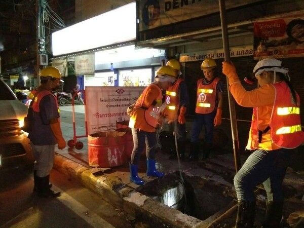 การรถไฟฟ้าขนส่งมวลชนแห่งประเทศไทย (รฟม.) จัดกิจกรรม“ลอกท่อระบายน้ำเพื่อคนที่เรารัก ปีที่ 2”