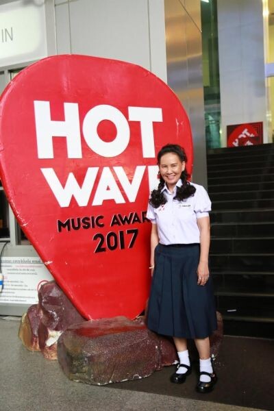 “พี่ฉอด” จัดเต็ม!! นำทีม ดีเจ พิธีกร ย้อนวัยใส่ชุดนักเรียน โปรโมทรายการ Hotwave Music Awards 2017