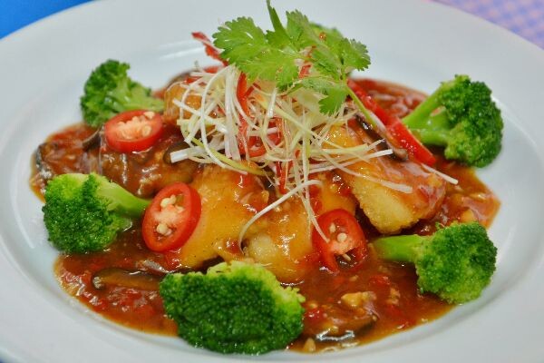อาหารประจำเดือนกรกฎาคม จากห้องอาหารจีน เจด การ์เดน เมนู "ปลาเก๋าทอดซอสเซี่ยงไฮ้"