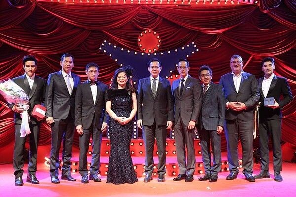พิธีมอบรางวัลคุณวุฒิตัวแทนยอดเยี่ยมแห่งชาติครั้งที่ 17 พ.ศ. 2559 (National Agent Awards – NAA): TOP 100 Agents of Thailand. โดย สมาคมตัวแทนประกันชีวิตและที่ปรึกษาทางการเงิน (THAIFA)