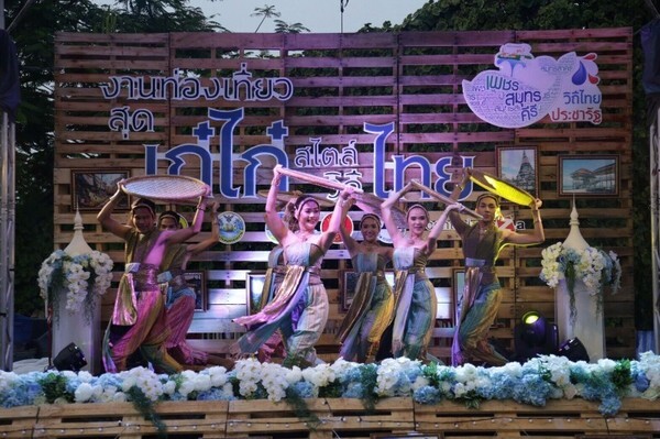เก็บภาพบรรยากาศความสุข และสนุกในงาน "เพชรสมุทรคีรี วิถีไทย ประชารัฐ" งานท่องเที่ยวสุดเก๋ไก๋ สไตล์วิถีไทย วันที่ 22-25 มิ.ย.60 ณ เซ็นทรัลพลาซ่า จังหวัดขอนแก่น