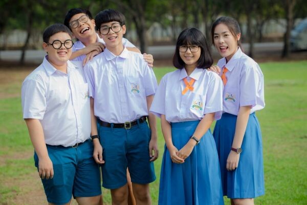 Movie Guide: “สหมงคลฟิล์ม” ส่งหนังวัยรุ่นทะลึ่งฮา “15+ ไอคิวกระฉูด” สร้างสีสันฟันฟินให้วงการหนังไทยครึ่งปีหลัง 2560