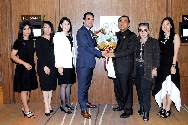 ภาพข่าว: ต้อนรับ อาจารย์เสน่ห์ ศรีสุวรรณ  ในงานสัมมนา สมาคมประชาสัมพันธ์ โรงแรมแห่งประเทศไทย ณ โรงแรมเซ็นทาราแกรนด์ เซ็นทรัลพลาซา ลาดพร้าว กรุงเทพฯ