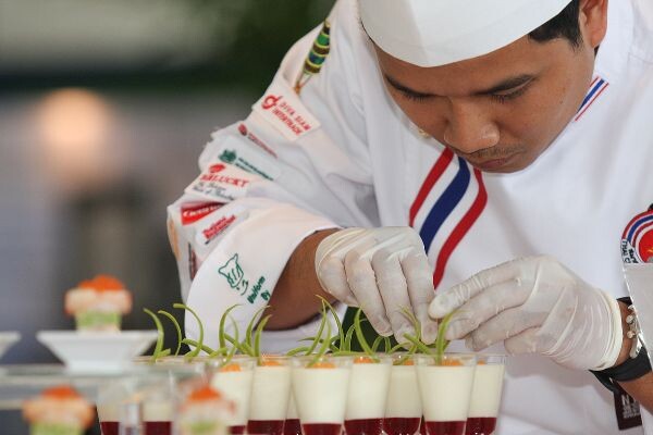 อาหารไทยฮิต ธุรกิจโรงแรม-ร้านอาหารโต ส่งผลเชฟไทยเนื้อหอม ล่าสุด สมาคมเชฟประเทศไทย ร่วม ยูบีเอ็ม บีอีเอส จัดการแข่งขัน Thailand's International Culinary Cup (TICC) 2017
