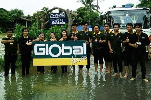 ภาพข่าว: โกลบอลเฮ้าส์ยกทีมลงพี้นที่ให้ความช่วยเหลือผู้ประสบอุทกภัยน้ำท่วม จ.สกลนครเร่งด่วน !