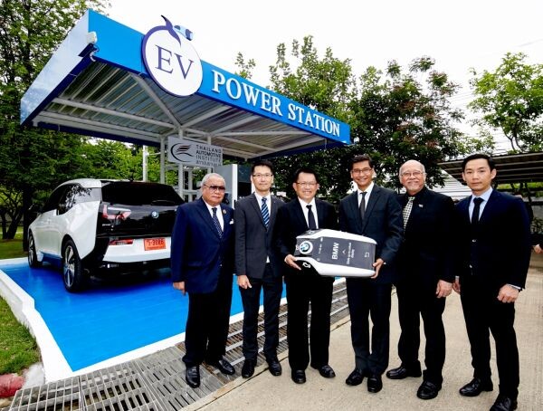 บีเอ็มดับเบิลยู กรุ๊ป ประเทศไทย เสริมแกร่งผู้นำเทคโนโลยียานยนต์ไฟฟ้า ส่งมอบรถยนต์บีเอ็มดับเบิลยู i3 รุ่นแบตเตอรี่ 94 แอมป์ชั่วโมง ให้แก่สถาบันยานยนต์