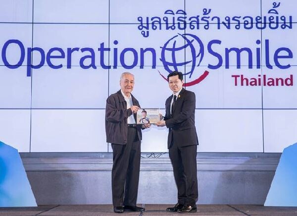 ภาพข่าว: มูลนิธิสร้างรอยยิ้ม ประเทศไทย มอบโล่ขอบคุณ เครือเจริญโภคภัณฑ์ และทรู คอร์ปอเรชั่น ในโอกาสครบรอบ 20 ปีการดำเนินงาน