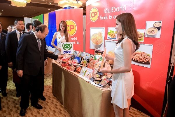 ภาพข่าว: นายกฯเวียดนามชมบูธซีพีเอฟในงาน Vietnam - Thailand Economic Cooperative Forum