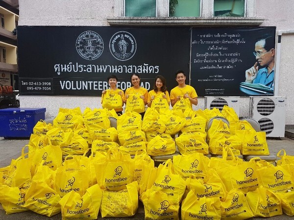 ภาพข่าว: ออนเนสบี ตอบแทนสังคมมอบถุงยังชีพ BEELOVED มากกว่า 500 ชุดช่วยเหลือผู้ประสบอุทกภัย