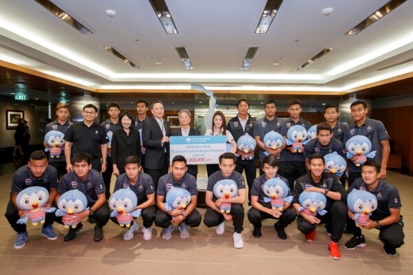 ภาพข่าว: ธนาคารกรุงไทย มอบเงินรางวัลพิเศษ จำนวน 1 ล้านบาท ให้กับทีมฟุตบอลทีมชาติไทย