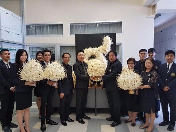 ภาพข่าว: มหาวิทยาลัยหอการค้าไทย ส่งมอบดอกไม้จันทร์ ให้ กรุงเทพมหานคร
