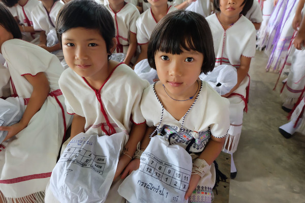 มูลนิธิ EDF ร่วมกับรองเท้าทอมส์ห่วงใยสุขภาพมอบรองเท้าแก่นักเรียนไทยที่ยากจนกว่า 38,000 คู่