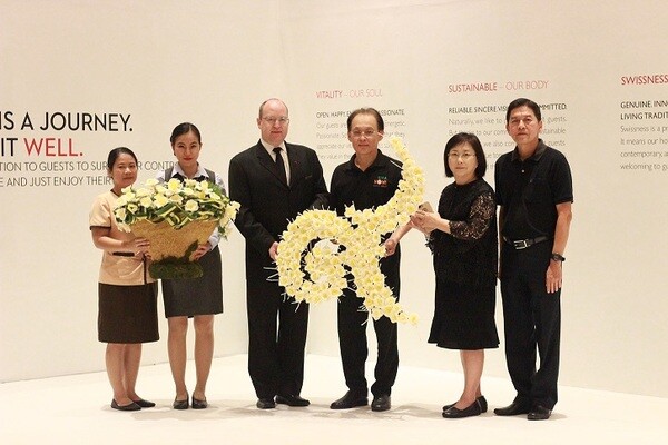 ภาพข่าว: โรงแรมสวิสโฮเต็ล เลอ คองคอร์ด ส่งมอบดอกไม้จันทน์ "โครงการจิตอาสาประดิษฐ์ดอกไม้จันทน์พระราชทาน"