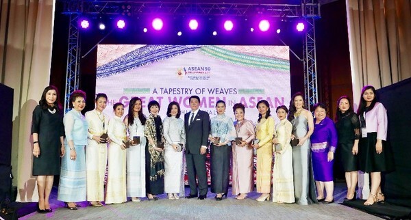 ภาพข่าว: 10 นักธุรกิจหญิงเก่ง รับรางวัล "ผู้ประกอบการสตรีไทยที่มีผลงานโดดเด่นในอาเซียน ประจำปี 2560”
