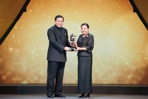 ภาพข่าว: นิทรรศรัตนโกสินทร์รับรางวัลอุตสาหกรรมท่องเที่ยวไทย ประจำปี 2560