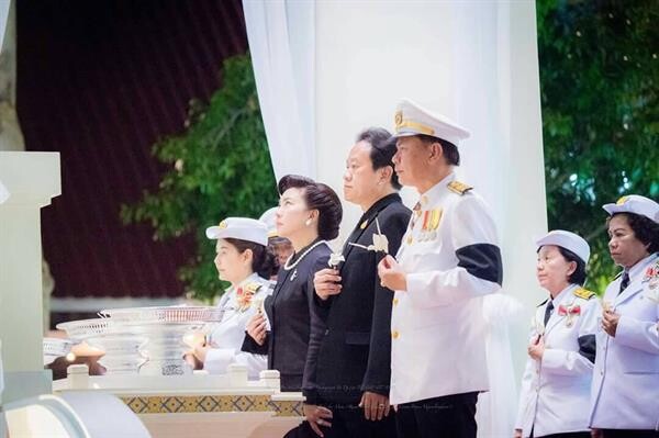 ภาพข่าว: ปภาวิน ร่วมวางดอกไม้จันทน์ น้อมอาลัยพ่อหลวงของชาวไทยครั้งสุดท้าย