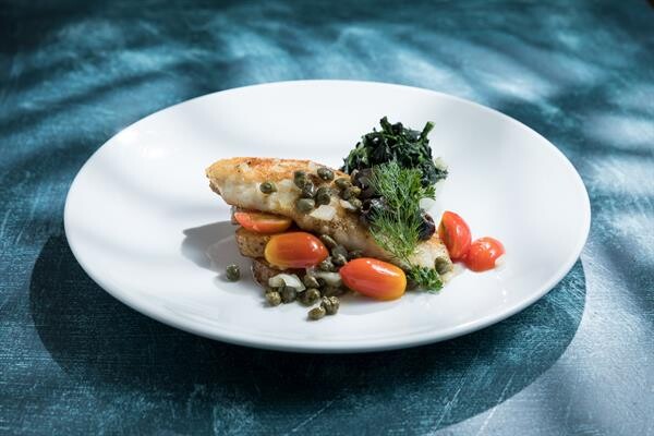 ปลากะพงขาวทอด เสิร์ฟพร้อมผักโขมผัดเนย ที่ห้องอาหารเลอ มาแรงน์ โรงแรม เคป ราชา ศรีราชา