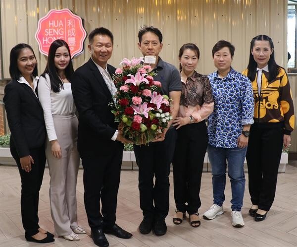 ภาพข่าว: เอ็ม บี เค มอบกระเช้าดอกไม้แสดงความยินดี “ฮั่วเซ่งฮง” เปิดสาขาใหม่