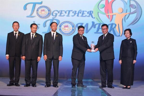 ภาพข่าว: สมาคมเหล็กแผ่นรีดเย็นไทยรับรางวัลสมาคมการค้าดีเด่นด้านคุณภาพการให้บริการ