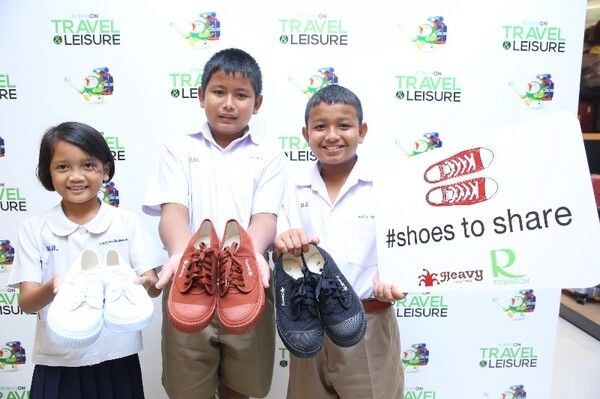 ภาพข่าว: โรบินสันทำดี จับมือ รองเท้า Heavy (เฮฟวี่) ชวนนักช้อปมอบ 'รองเท้านักเรียนคู่ใหม่' แก่น้องยากไร้