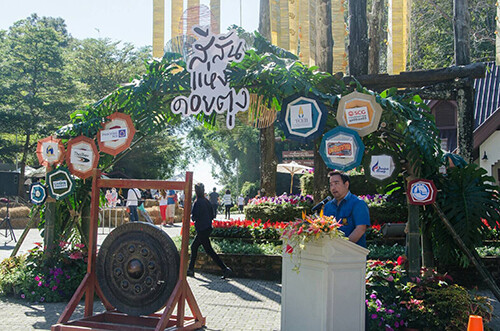 เทศกาล “สีสันแห่งดอยตุง” ครั้งที่ 4 ร่วมเป็นส่วนหนึ่งที่จะ “สานต่อ และ ต่อยอด” พระราชปณิธานของสมเด็จย่า กับประสบการณ์แห่งความสุขบนถนนคนเดินที่สูงที่สุดในประเทศไทย ที่พร้อมให้สัมผัสทุกวันหยุด ตลอดหนาวนี้