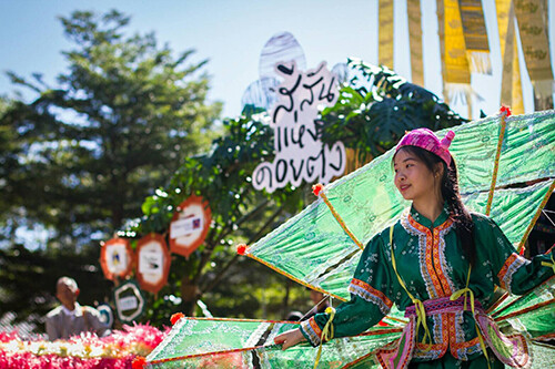 เทศกาล “สีสันแห่งดอยตุง” ครั้งที่ 4 ร่วมเป็นส่วนหนึ่งที่จะ “สานต่อ และ ต่อยอด” พระราชปณิธานของสมเด็จย่า กับประสบการณ์แห่งความสุขบนถนนคนเดินที่สูงที่สุดในประเทศไทย ที่พร้อมให้สัมผัสทุกวันหยุด ตลอดหนาวนี้