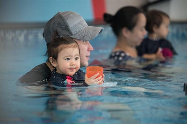 ข่าวซุบซิบ: “พลอยเจ” เมื่อ “พ่อจิม-เจจินตัย”พา“น้องพลอยเจ”ลงสระว่ายน้ำครั้งแรก