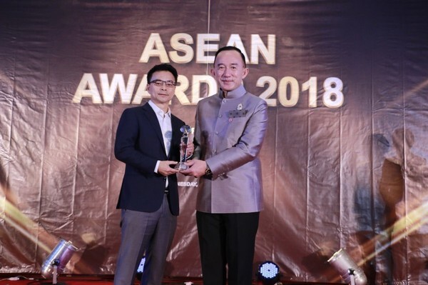 ภาพข่าว: นพกฤษฏิ์ นิธิเลิศวิจิตร ซีอีโอ ซัคเซสมอร์ คว้ารางวัล "สุดยอดผู้บริหารแห่งอาเซียน 2018"