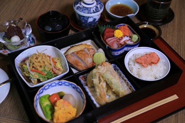 ชุดข้าวกล่องเบนโตะมื้อกลางวันสำหรับครอบครัวและกลุ่มเพื่อน ที่ห้องอาหารญี่ปุ่น คิสโสะ โรงแรมเดอะ เวสทิน แกรนด์ สุขุมวิท
