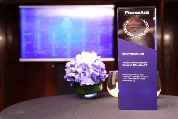 หุ้นไอพีโอของเวียตเจ็ทคว้ารางวัล “Best Vietnam Deal” ประจำปี 2017 ในงาน Finance Asia Awards ที่ฮ่องกง