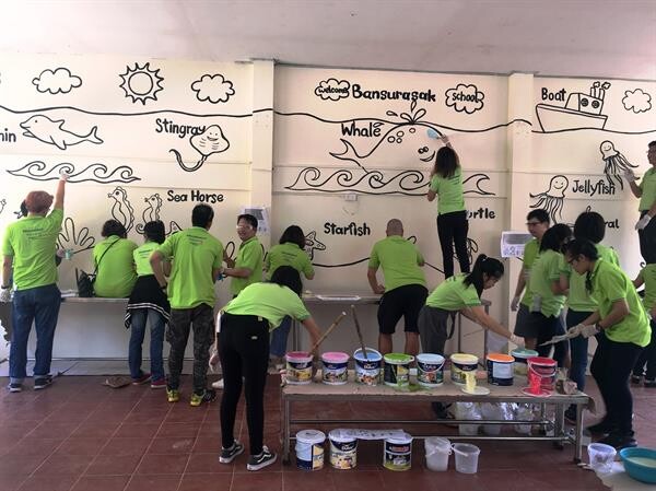 อั๊คโซ่ โนเบล เพ้นท์ส (ประเทศไทย) จัดโครงการ “มือเปื้อนสี ทำดีเพื่อพ่อ” แก่โรงเรียนยากไร้จังหวัดชลบุรี