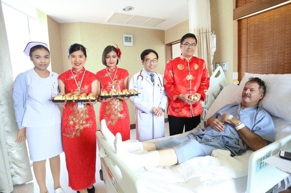 โรงพยาบาลกรุงเทพพัทยาต้อนรับเทศกาลตรุษจีน ปีจอ 2561 เนรมิตบรรยากาศและมอบของขวัญแทนความปรารถนาดี