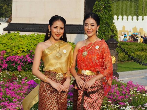 ดาราช่อง 8 สุดภูมิใจ! ร่วมสืบสานวัฒนธรรมไทยแต่งชุดไทยย้อนยุค เที่ยวงานอุ่นไอรัก คลายความหนาว