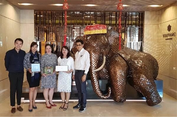 ภาพข่าว: โรงแรมโซลิแทร์ กรุงเทพฯ รับมอบกล่องรับบริจาคมูลนิธิช้างแห่งประเทศไทย