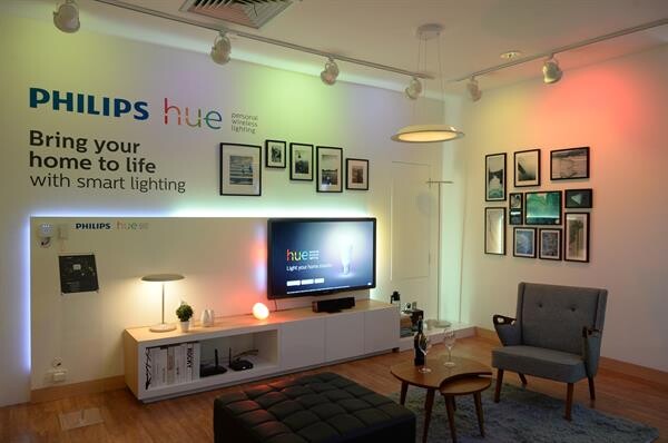 ถึงเวลาเผยโฉมนวัตกรรม “ฟิลิปส์ ฮิว (Philips Hue)” เปลี่ยนหลอดไฟให้เป็นแก็ดเจ็ตสุดเจ๋ง ด้วยคอนเซ็ปต์ “จุดความสว่างให้บ้านสมาร์ท” (Light your home smarter) สั่งการผ่านแอพพลิเคชันเปลี่ยนสีไฟได้มากถึง 16 ล้านเฉดสี!