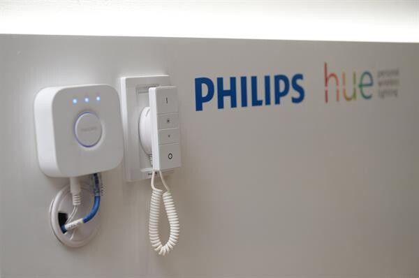 ถึงเวลาเผยโฉมนวัตกรรม “ฟิลิปส์ ฮิว (Philips Hue)” เปลี่ยนหลอดไฟให้เป็นแก็ดเจ็ตสุดเจ๋ง ด้วยคอนเซ็ปต์ “จุดความสว่างให้บ้านสมาร์ท” (Light your home smarter) สั่งการผ่านแอพพลิเคชันเปลี่ยนสีไฟได้มากถึง 16 ล้านเฉดสี!