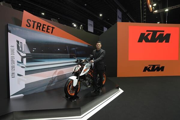 เคทีเอ็ม แรงกระหึ่มมอเตอร์โชว์ ครั้งที่ 39 เผยโฉมสุดยอดปีศาจสีส้มตัวฉกาจ “KTM 1290 SUPER DUKE R” ซุปเปอร์เน็คเค็ดไบค์ อย่างเป็นทางการครั้งแรกในประเทศไทย  พร้อมเสริมทัพด้วยเน็คเค็ดไบค์ และแอดเวนเจอร์รุ่นอื่น