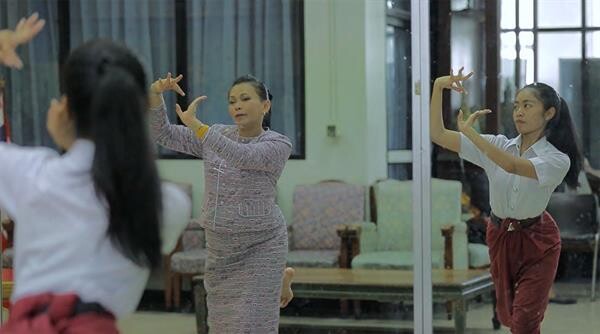 “โรงละครแห่งชาติ” ศิลปะแห่งความเป็นไทย ใน หนองโพ ๙ ตามพระราชปณิธาน สานต่ออาชีพที่พ่อให้” ตอนที่ 24