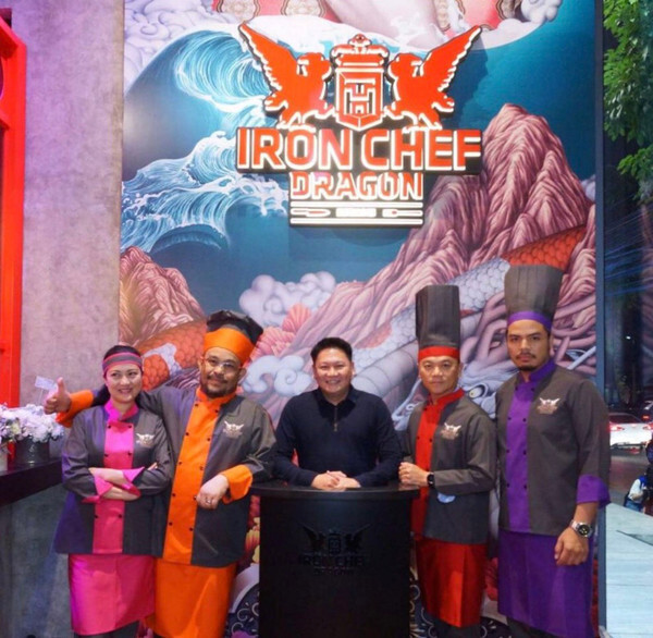 ภาพข่าว: หนุ่ม กิติกร นำทีม เชฟกระทะเหล็ก-มาสเตอร์เชฟ เปิดร้าน Iron Chef Dragon