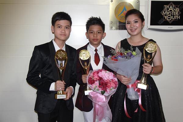 ภาพข่าว: ขอแสดงความยินดี กับ 3 เยาวชนคนเก่ง ลูกศิษย์ของ “แพม-ลิตา ตะเวทิกุล” แห่ง World Star Academy ที่ได้รับรางวัลเยาวชนต้นแบบ