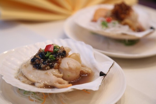 “หอยเชลล์ฮอกไกโดนึ่งซอสเอ็กซ์.โอ.” ที่ห้องอาหารจีนหยก