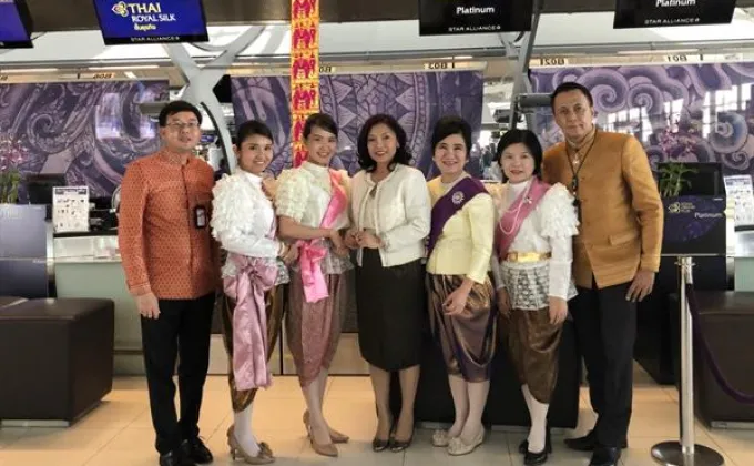 ภาพข่าว: การบินไทยจัดพนักงานเช็คอินแต่งชุดไทยรับเทศกาลสงกรานต์