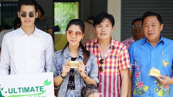 ฮอน ฐากูร ผู้จัดละครฯ นำทีมคนใจบุญร่วมงานบุญแจกข้าวสารที่ชลบุรี