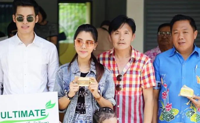 ฮอน ฐากูร ผู้จัดละครฯ นำทีมคนใจบุญร่วมงานบุญแจกข้าวสารที่ชลบุรี